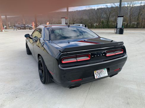 Used 2016 Dodge Challenger SRT Hellcat RWD image 4