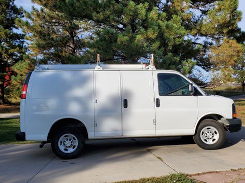 Used 2015 Chevrolet Express 2500 Van 3D image 1