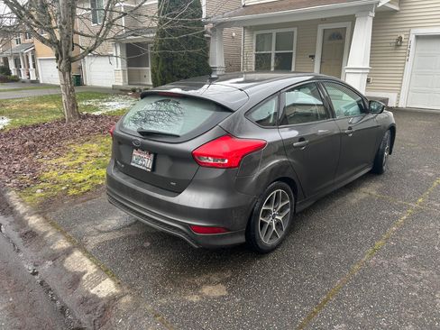 Used 2016 Ford Focus SE w/ SE Sport Package image 6