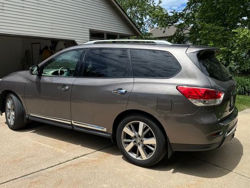 Used 2014 Nissan Pathfinder Platinum w/ Platinum Premium Package AWD/4WD image 2