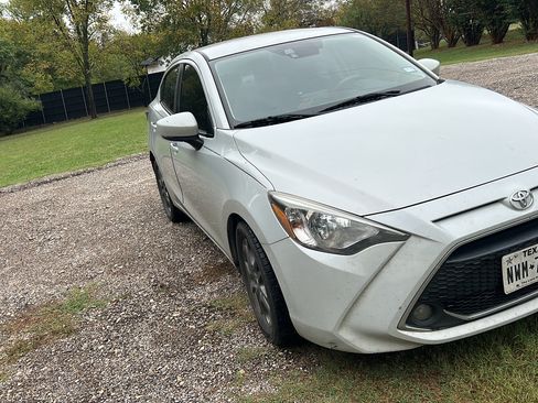 Used 2019 Toyota Yaris LE image 8