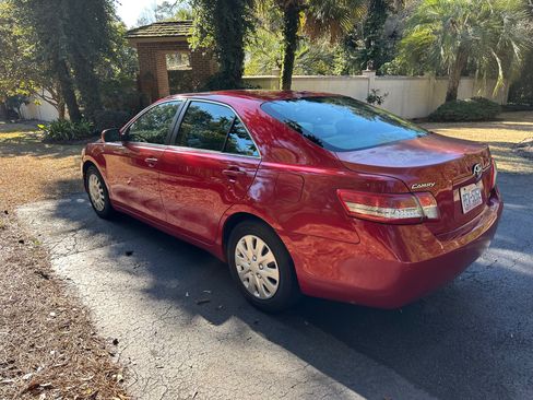 Used 2010 Toyota Camry LE image 2