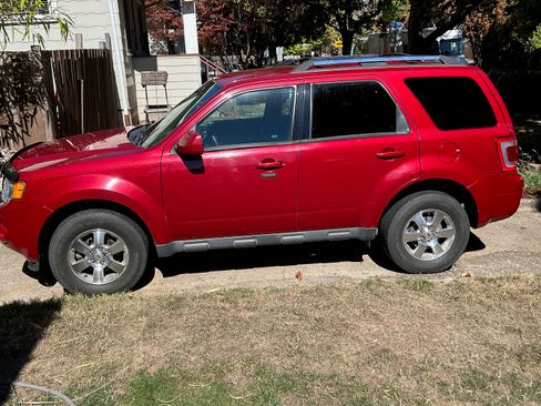 Used 2011 Ford Escape Limited image 1