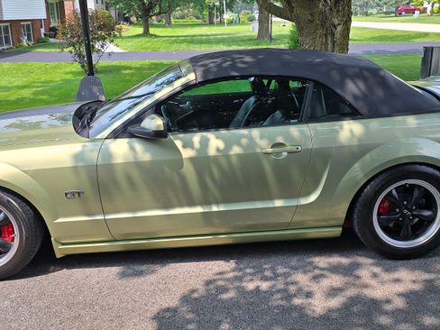 Used 2005 Ford Mustang GT Premium RWD image 1