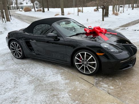 Used 2017 Porsche 718 Boxster image 2