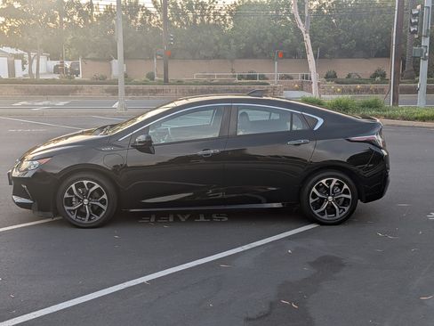 Used 2017 Chevrolet Volt LT w/ Comfort Package FWD image 2