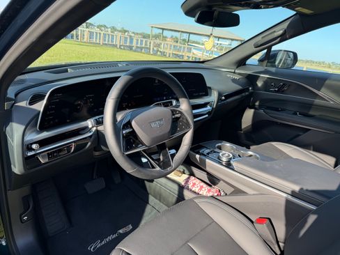 Used 2025 Cadillac Lyriq Luxury RWD image 2
