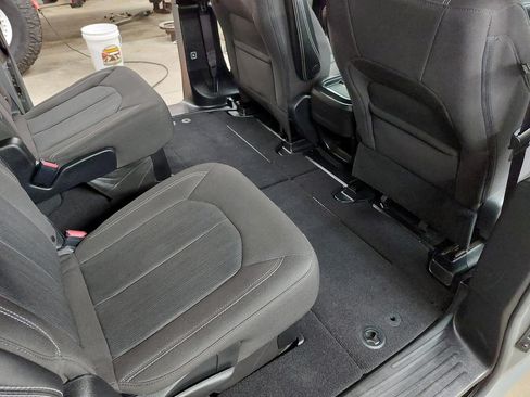 Used 2021 Chrysler Pacifica Touring w/ S Appearance Package image 18