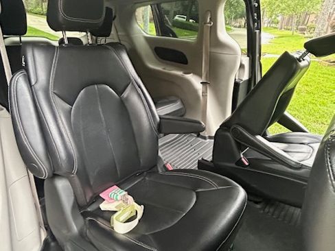 Used 2022 Chrysler Pacifica Touring-L FWD image 17