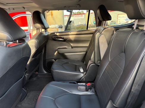 Used 2020 Toyota Highlander XLE image 10
