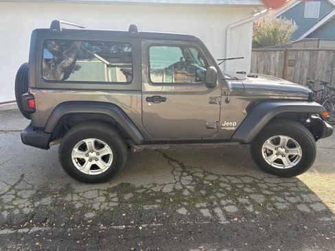 Used 2018 Jeep Wrangler Sport image 6