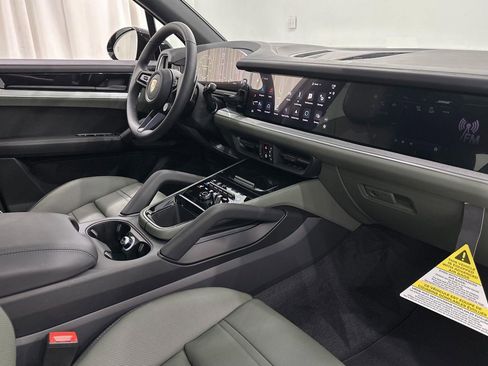 Used 2024 Porsche Cayenne image 16