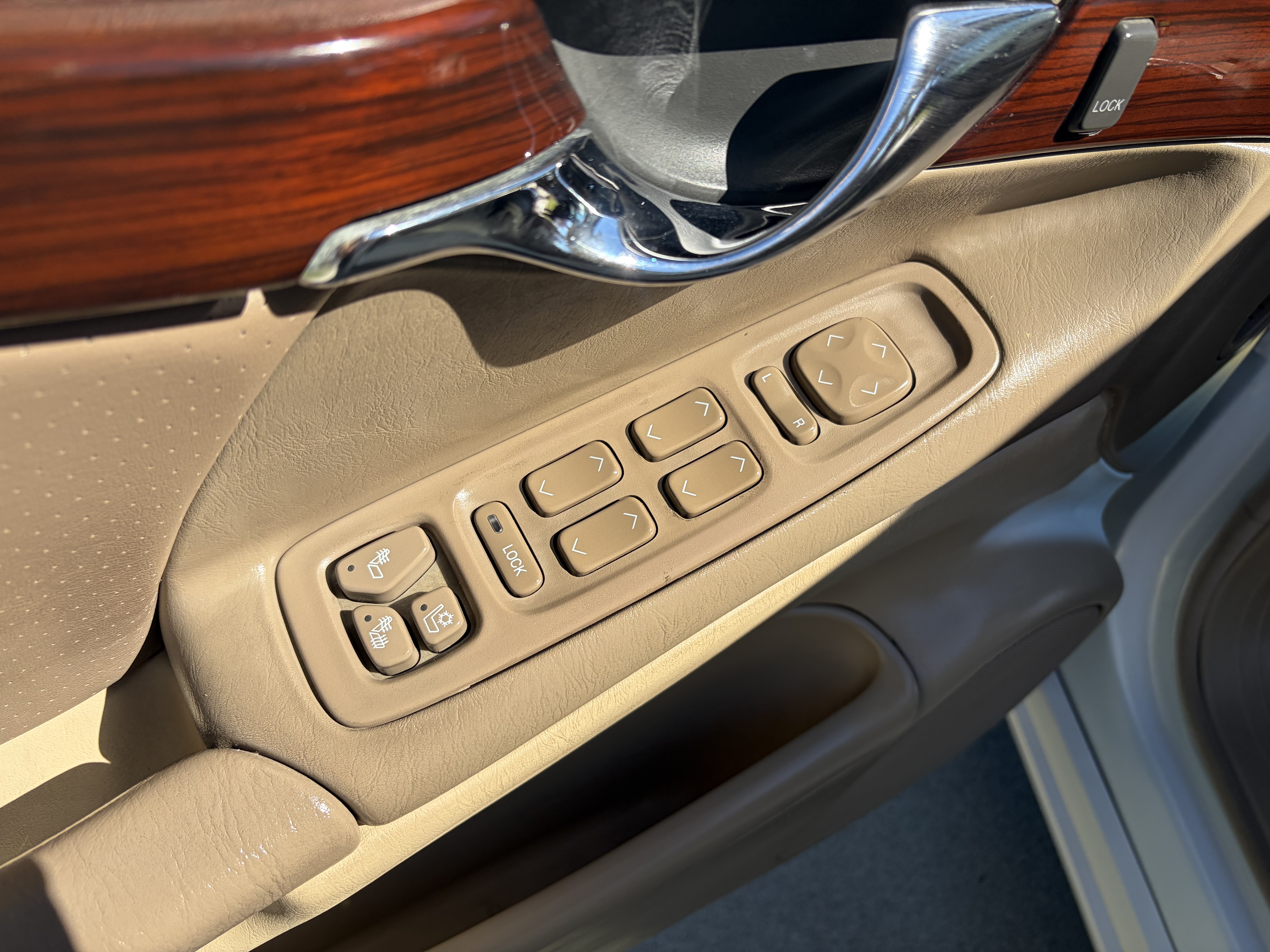 Used 2004 Cadillac De Ville DTS w/ Equipment Group FWD image 12