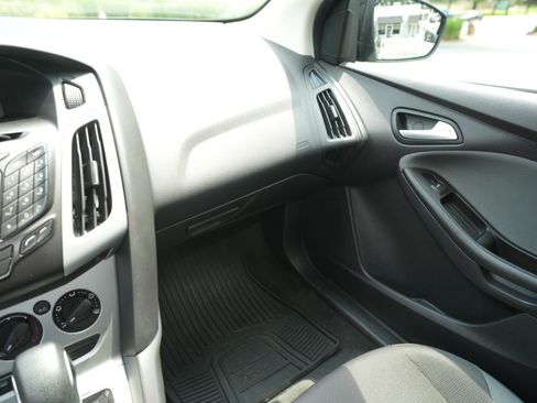 Used 2014 Ford Focus SE w/ SE Winter Package FWD image 13