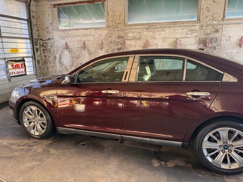 Used 2011 Ford Taurus Limited w/ 301A Rapid Spec Order Code image 2