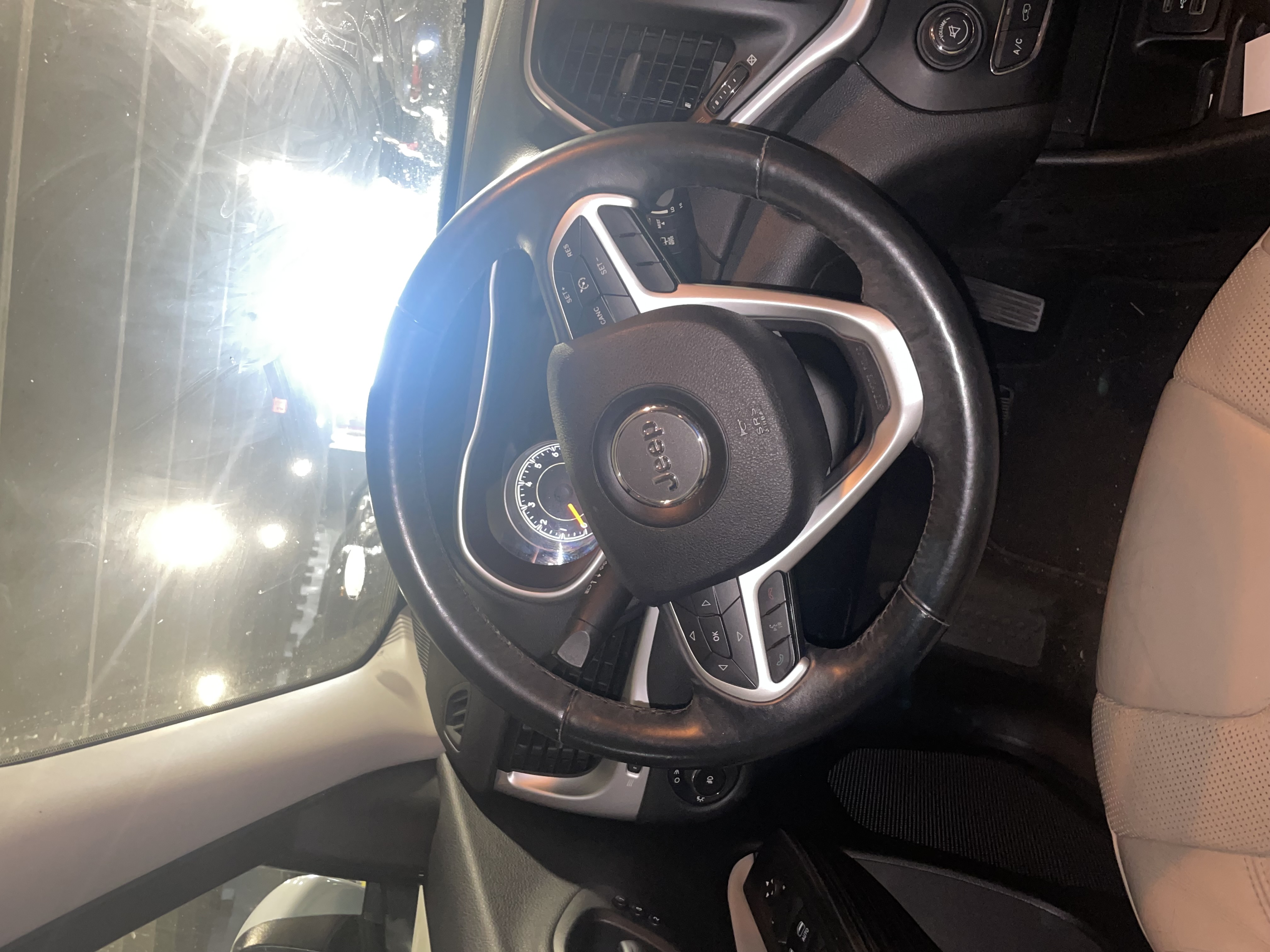 Used 2015 Jeep Cherokee Limited w/ Luxury Group FWD image 13