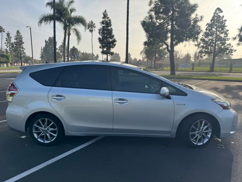 Used 2017 Toyota Prius V Five image 5