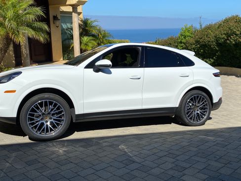 Used 2020 Porsche Cayenne Sport Utility 4D image 4