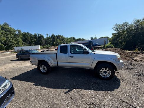 Used 2010 Toyota Tacoma 4x4 Access Cab V6 image 2