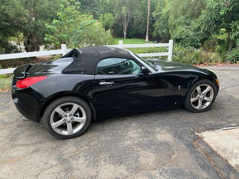 Used 2006 Pontiac Solstice Convertible w/ Premium Package image 2