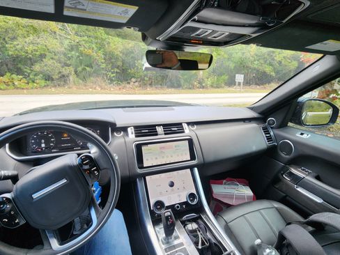Used 2022 Land Rover Range Rover Sport HST image 2