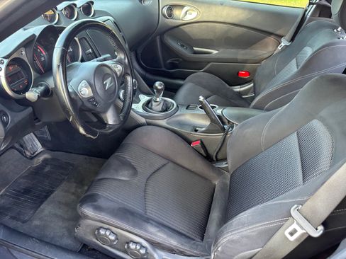 Used 2017 Nissan 370Z Coupe RWD image 6