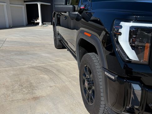 Used 2024 GMC Sierra 2500 AT4 w/ Technology Package image 2