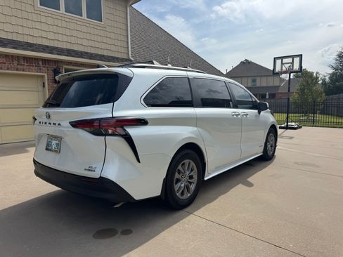 Used 2022 Toyota Sienna XLE FWD image 6