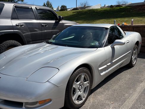 Used 1998 Chevrolet Corvette Coupe w/ Roof Pkg image 2