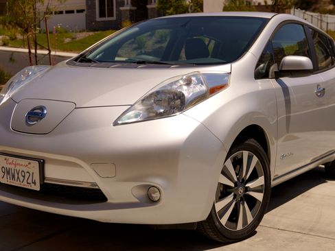 Used 2016 Nissan Leaf SV FWD image 1