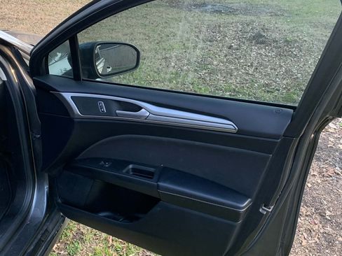 Used 2019 Ford Fusion SE image 10