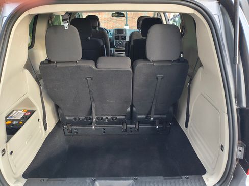 Used 2019 Dodge Grand Caravan SE w/ UConnect Hands-Free Group image 12