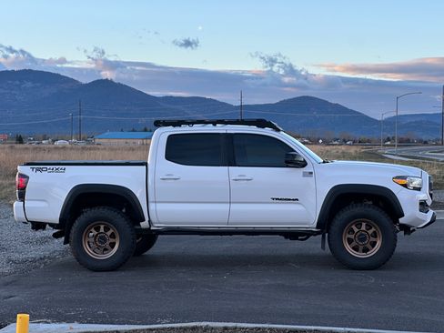 Used 2022 Toyota Tacoma TRD Off-Road image 5