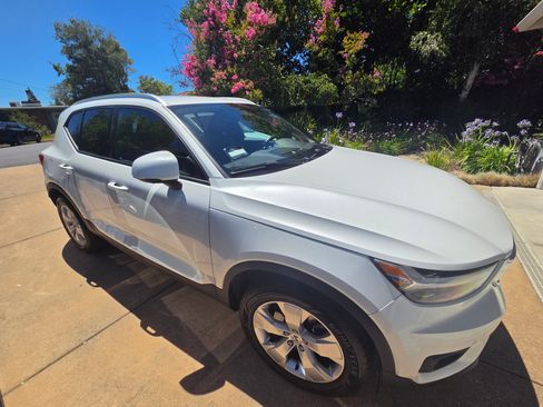 Used 2022 Volvo XC40 T4 Momentum FWD image 2