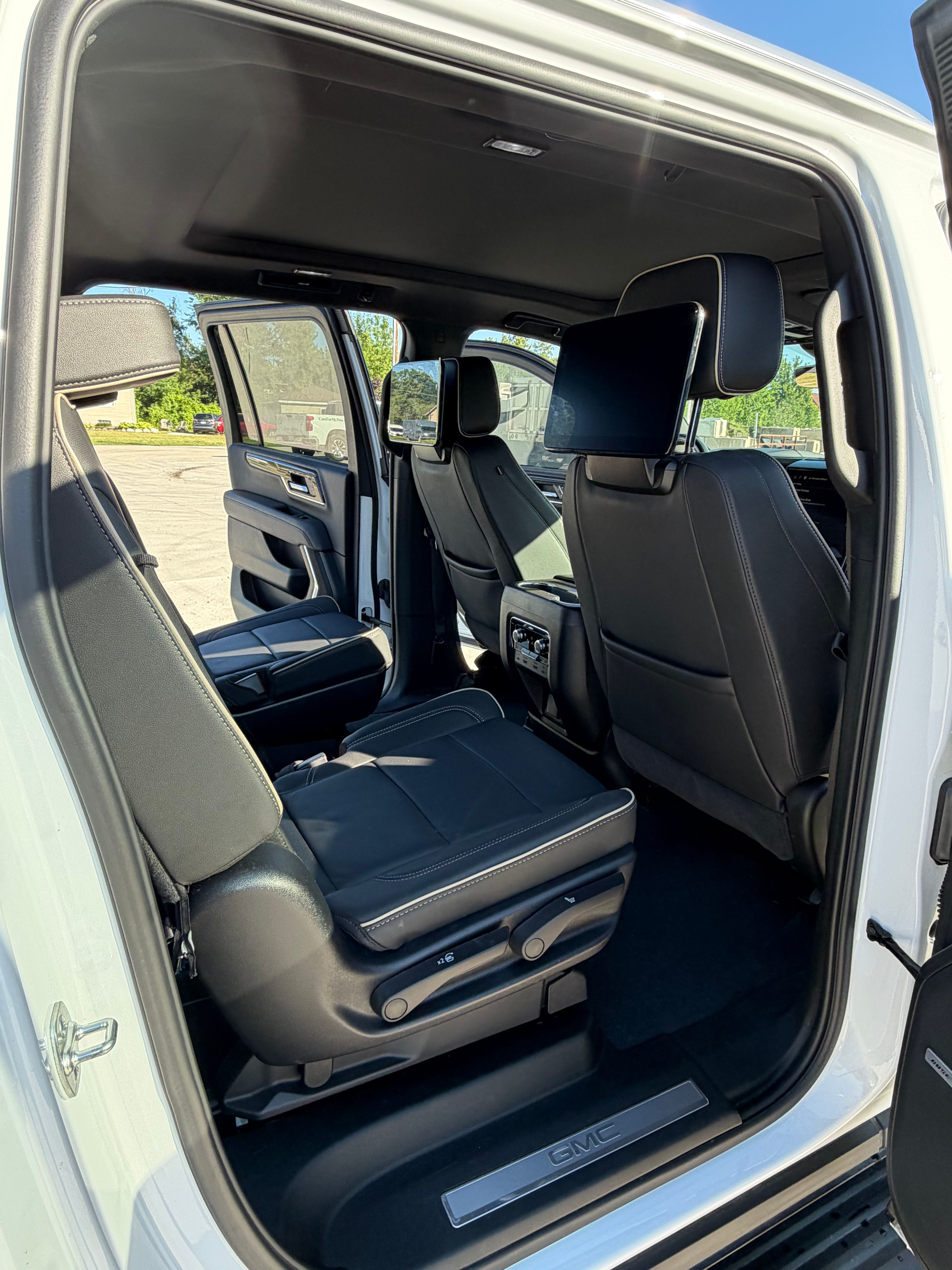 Used 2025 GMC Yukon XL Elevation w/ Elevation Premium Package AWD/4WD image 10
