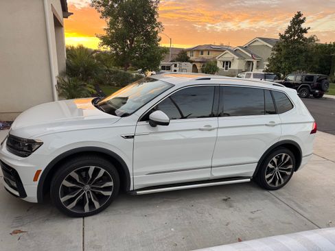Used 2018 Volkswagen Tiguan SEL Premium w/ R-Line Package image 1