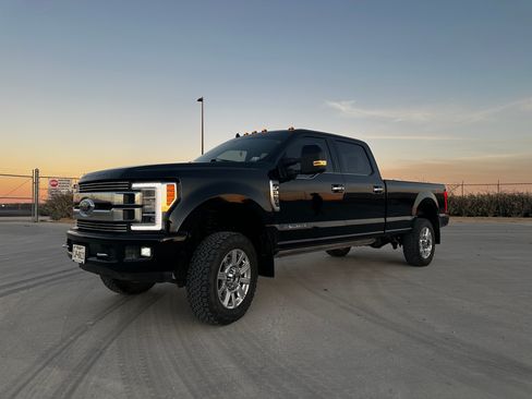 Used 2019 Ford F350 Limited image 2