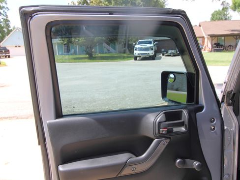 Used 2018 Jeep Wrangler Unlimited Sport w/ Connectivity Group AWD/4WD image 18