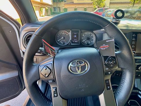 Used 2022 Toyota Tacoma TRD Sport w/ Technology Package RWD image 11