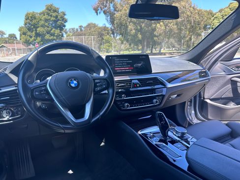 Used 2019 BMW 530e w/ Convenience Package image 9