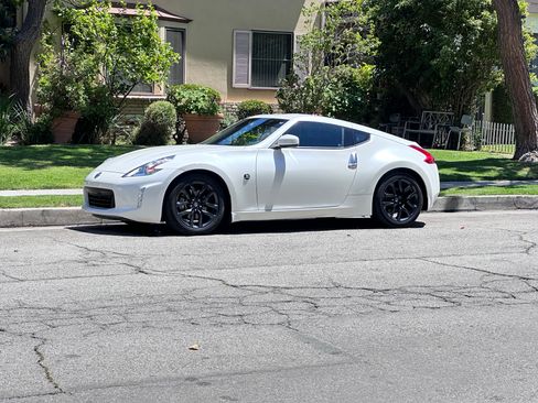 Used 2016 Nissan 370Z Coupe RWD image 17