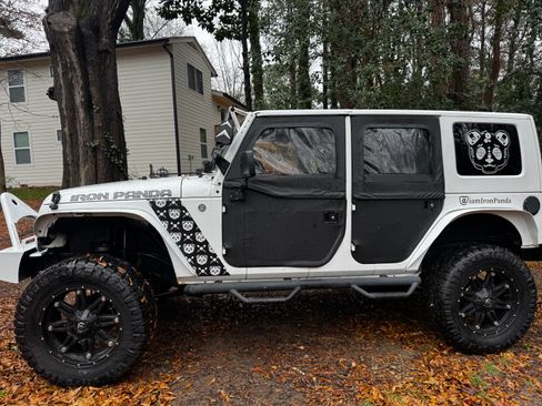 Used 2015 Jeep Wrangler Unlimited Sahara w/ Connectivity Group image 19