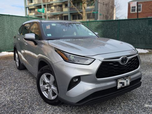 Used 2023 Toyota Highlander LE image 1
