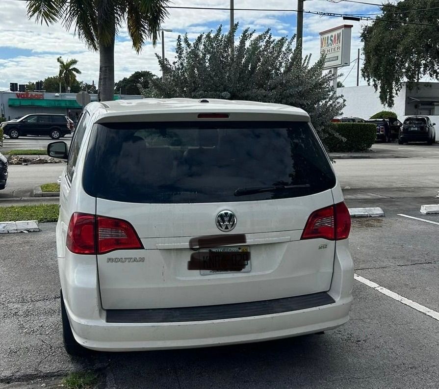Used 2010 Volkswagen Routan SE FWD image 4