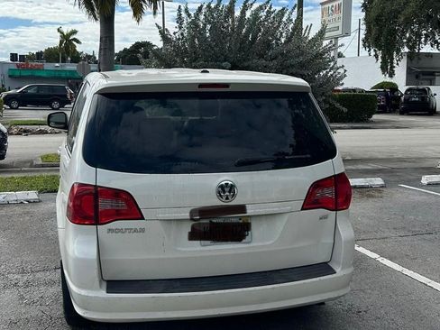 Used 2010 Volkswagen Routan SE FWD image 4