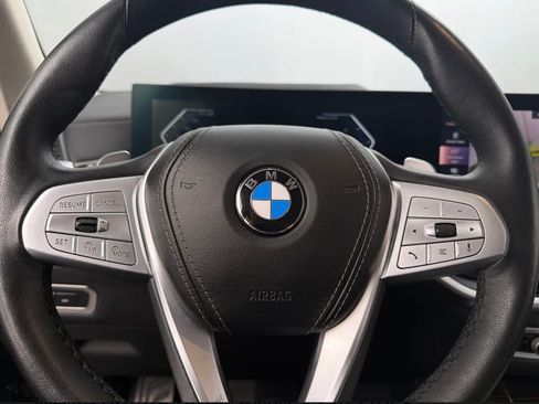 Used 2025 BMW X7 xDrive40i w/ Premium Package image 2