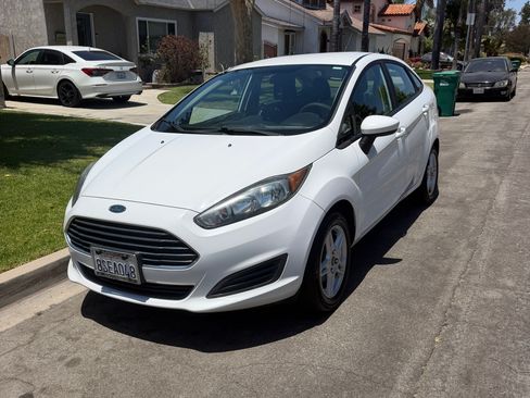 Used 2018 Ford Fiesta SE FWD image 2