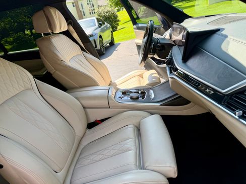 Used 2023 BMW X7 xDrive40i w/ M Sport Package AWD/4WD image 23