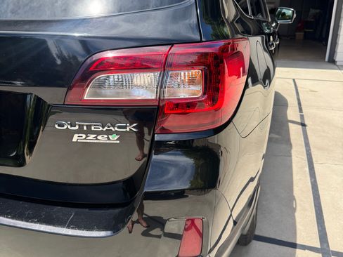 Used 2017 Subaru Outback 2.5i Limited AWD/4WD image 8