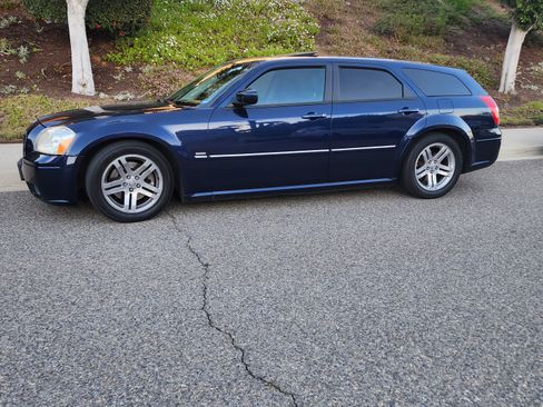 Used 2005 Dodge Magnum R/T w/ Convenience Group II RWD image 2